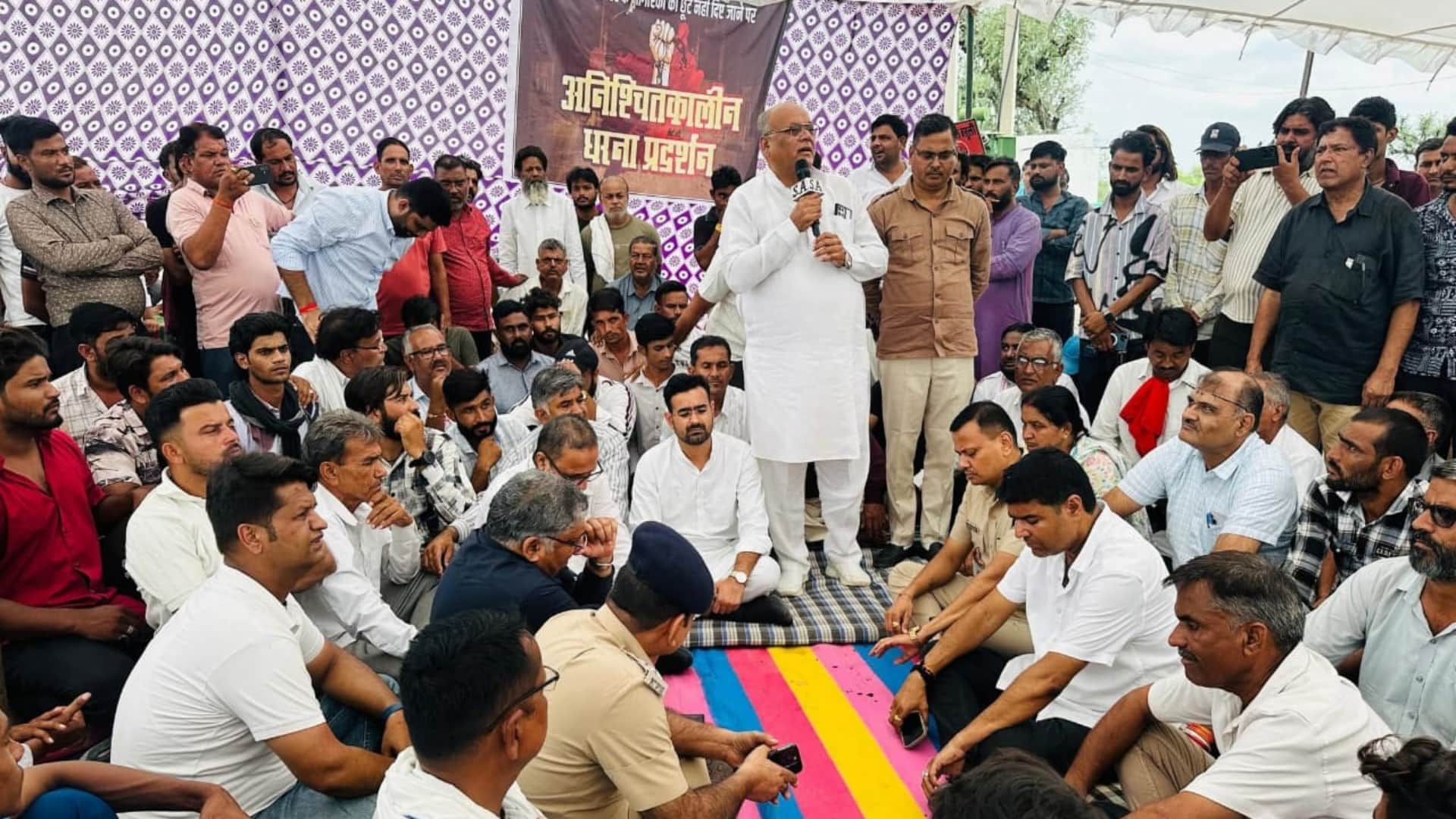 सरकार के मांगें मानने के बाद ग्रामीणों ने खत्म किया धरना