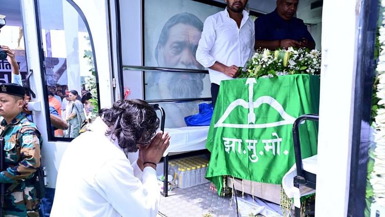 Shibu Soren funeral: पंचतत्व में विलीन हुए शिबू सोरेन, पैतृक गांव में बड़े बेटे हेमंत सोरेन ने दी मुखाग्नि