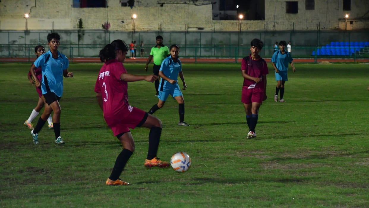 Sports News Update of Sigra beat UP College 2-1, Young Heroes beat UPSC 4-0 in varanasi