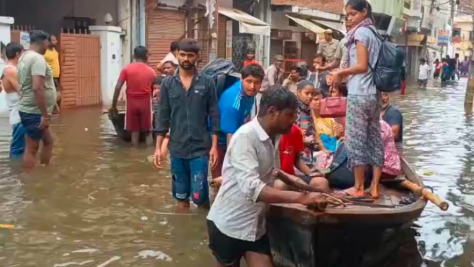 More than 500 villages in Purvanchal are surrounded by water five lakh population in Prayagraj is in danger