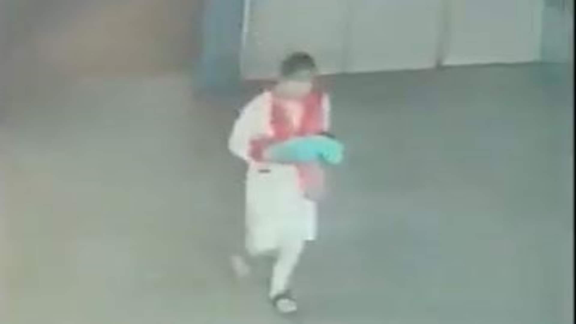 नवजात को चुराकर ले जाती युवती सीसीटीवी में कैद