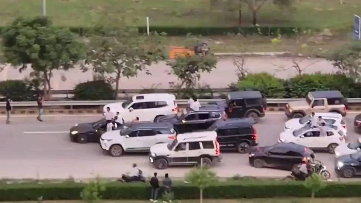 There was a huge jam while making a reel in the the road they did stunts in their luxury cars Video Viral