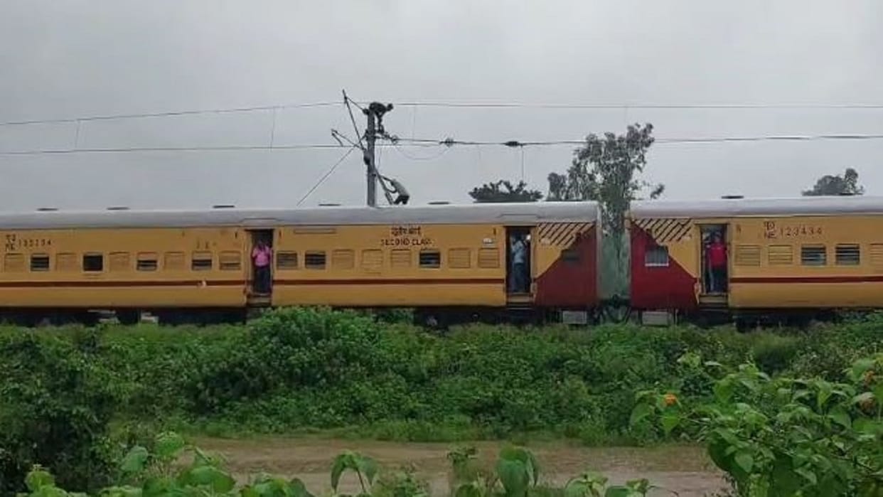 Shahjahanpur-Pilibhit train stood still for two hours due to tree fell on the OHE line