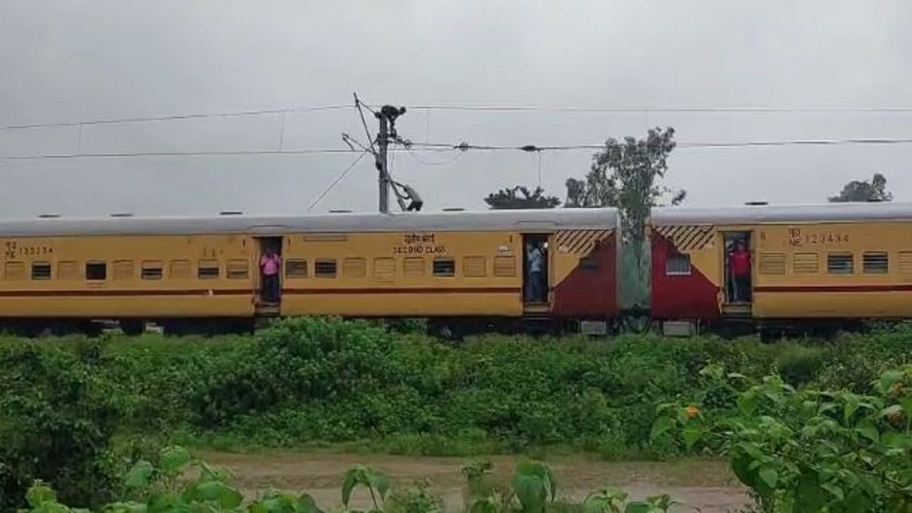 Heavy rain in Pilibhit waterlogging on roads and houses filled with rain water