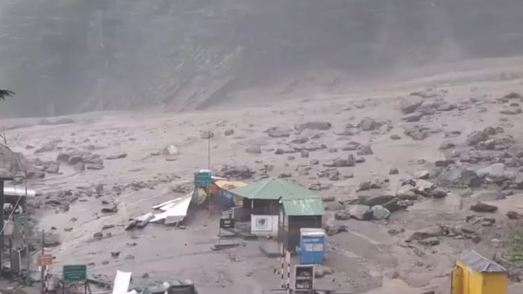 Uttarkashi Cloudburst: परेशानी...मौसम खराब होने से वायु सहायता के लिए उड़ान नहीं भर पाए हेलिकॉप्टर
