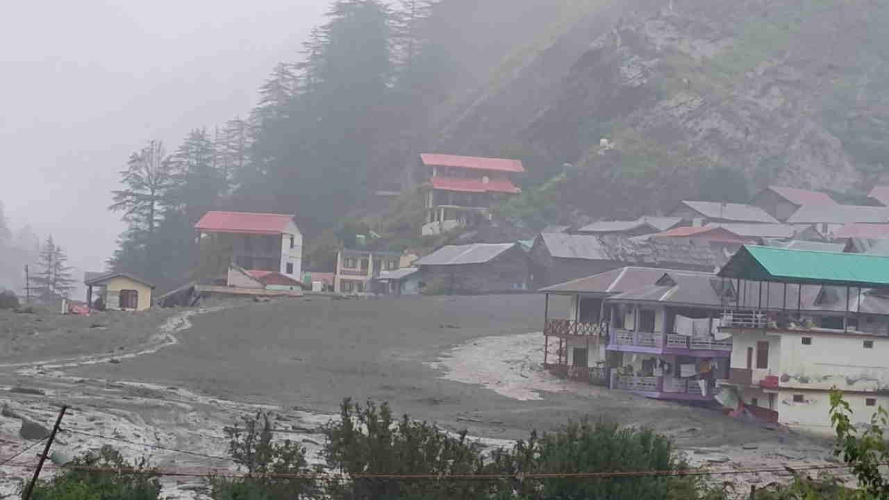 Cloudburst in Uttarkashi flood in Kheerganga many people buried under debris Watch Photos