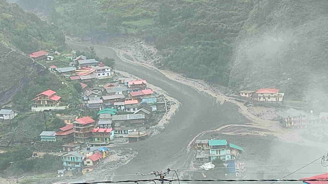 Uttarkashi Cloud Burst Flood In Uttarkashi Kheerganga Many People Buried  Water And Debris Entered Hotels - Amar Ujala Hindi News Live - Uttarkashi  Cloud Burst:धराली में बादल फटने से भारी तबाही, चार