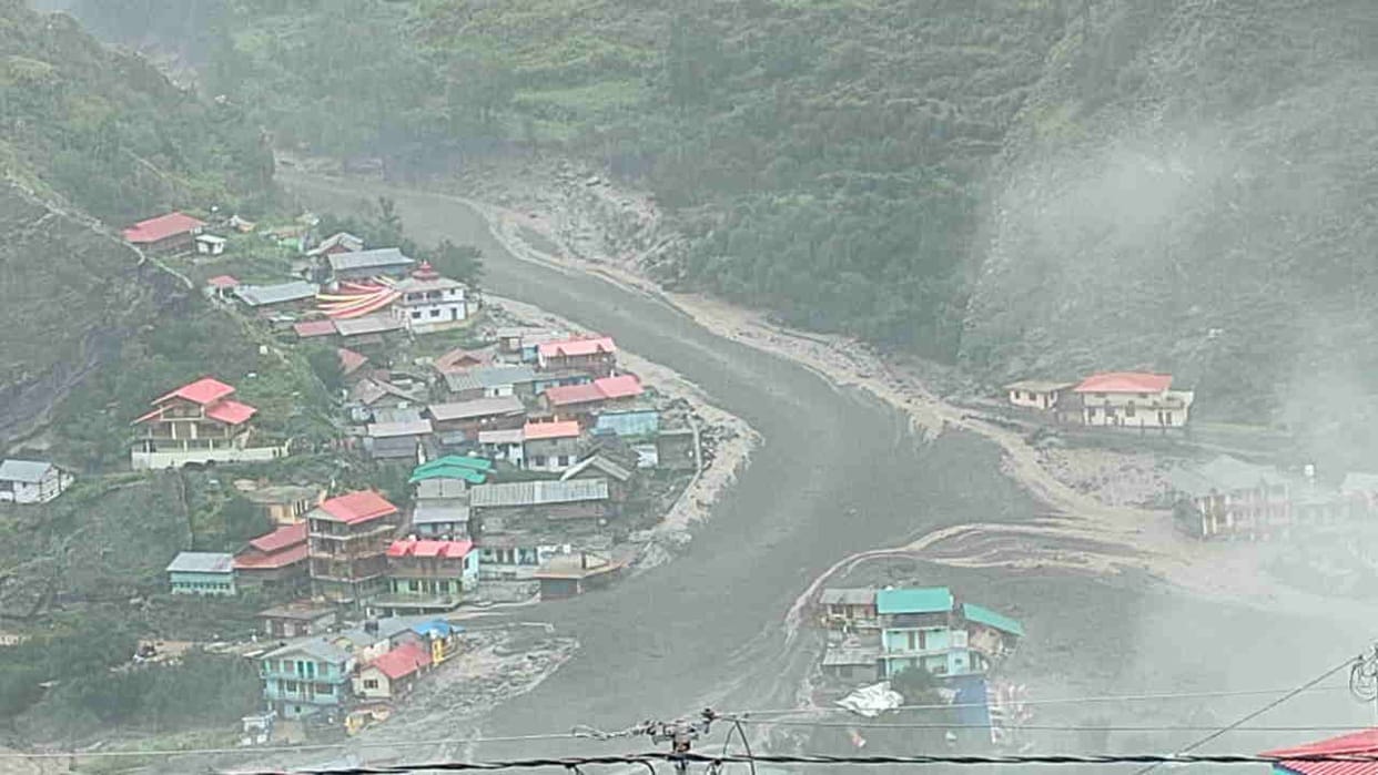 uttarkashi cloud burst Flood in Uttarkashi Kheerganga many people buried water and debris entered hotels