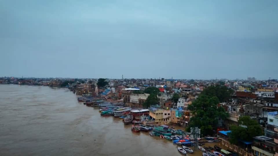Exodus due to floods in Kashi Ganga rises backflow observed in Varuna too difficulties mount