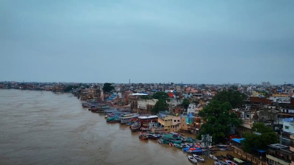 Exodus due to floods in Kashi Ganga rises backflow observed in Varuna too difficulties mount