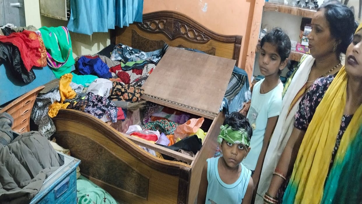 thieves stole cash and jewelry from the house in Bareilly