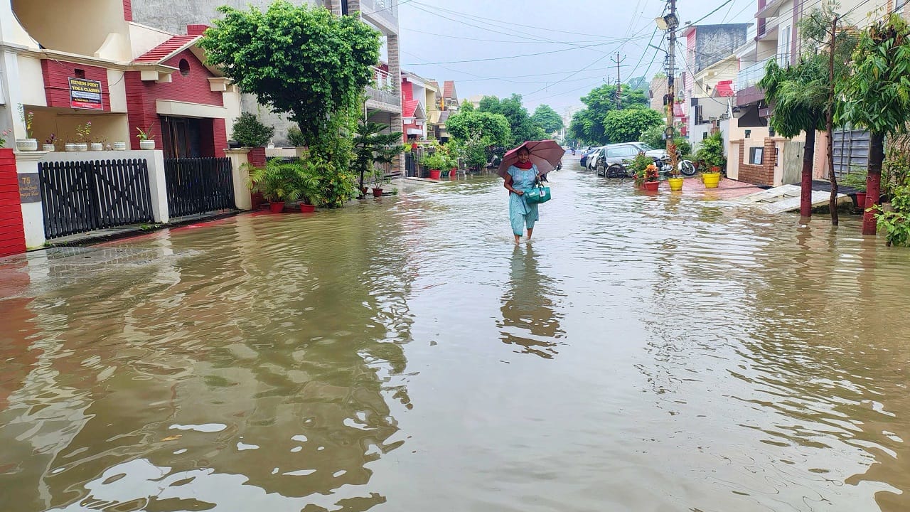 dilapidated house collapsed due to heavy rain waterlogging on the roads in Bareilly