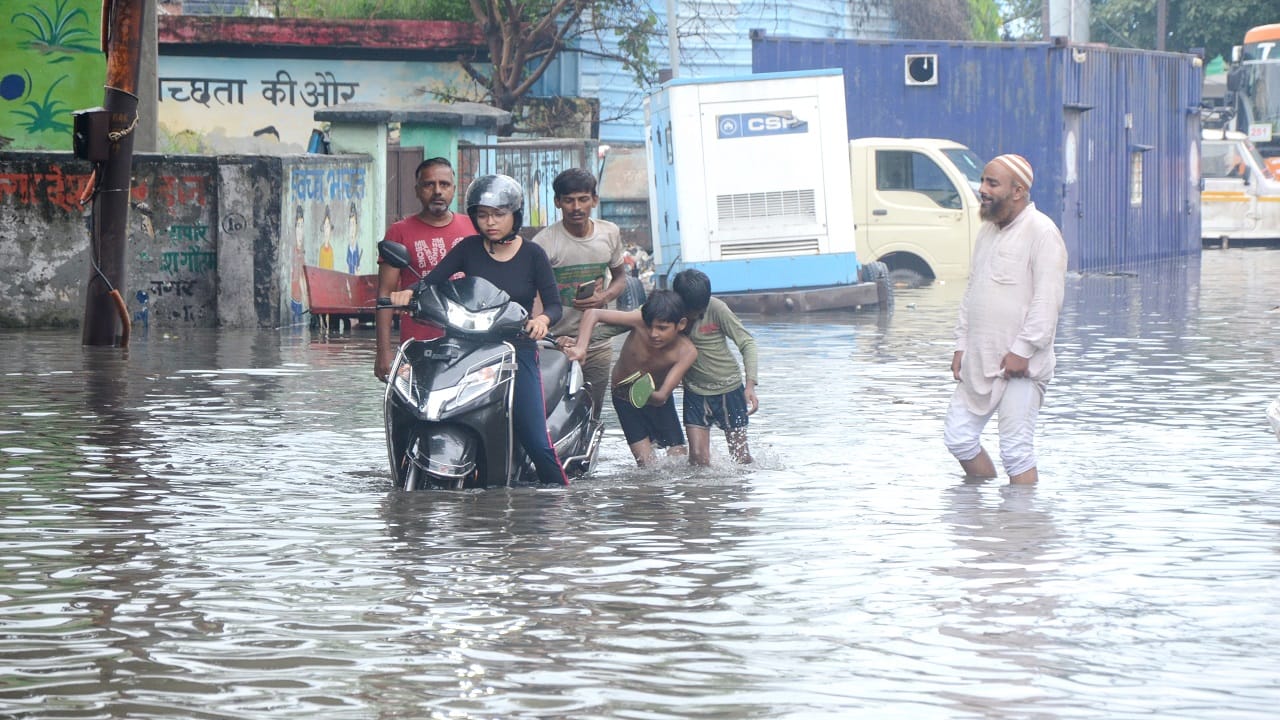 dilapidated house collapsed due to heavy rain waterlogging on the roads in Bareilly