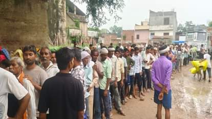 यूरिया के लिए अतरौली के पीसीएफ केंद्र पर लगी किसानों की भीड़