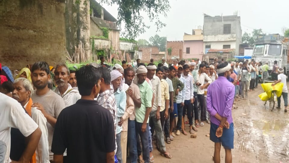 Farmers are worried about urea in Atrauli Aligarh