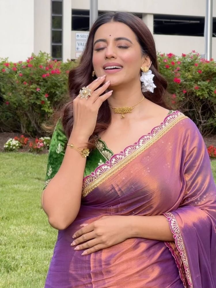 साड़ी में अक्षरा ने ढाया गजब, बोलीं- 'हाय मैं मर ही जाऊं'