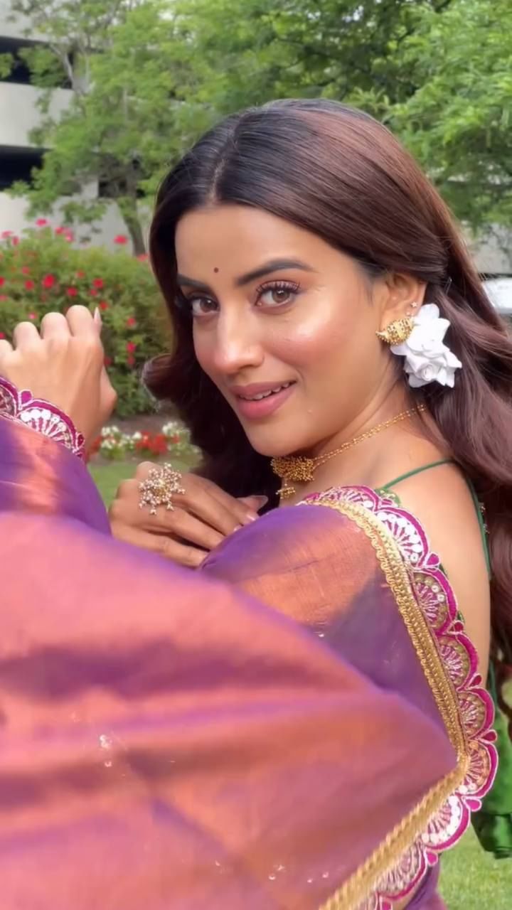 साड़ी में अक्षरा ने ढाया गजब, बोलीं- 'हाय मैं मर ही जाऊं'