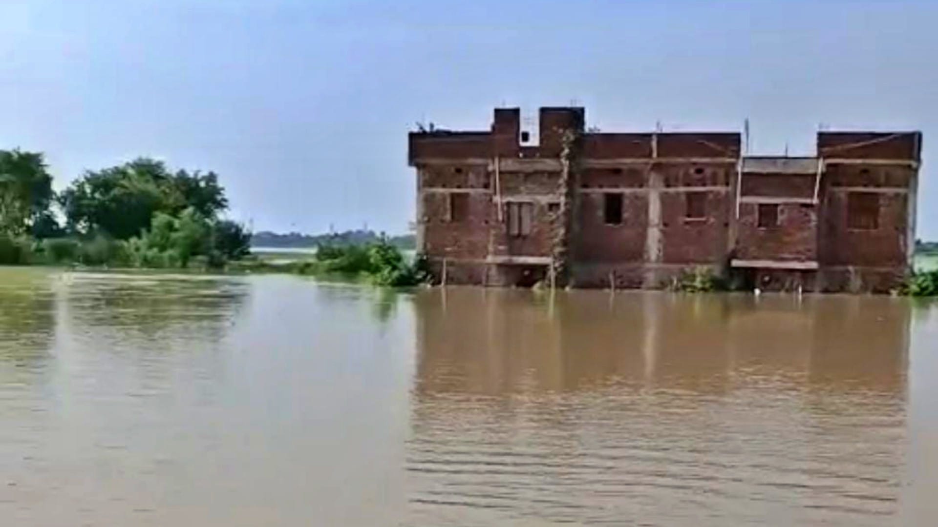 Bihar Flood: 32 schools closed due to Ganga floods in Raghopur Villages lost connectivity road submerged