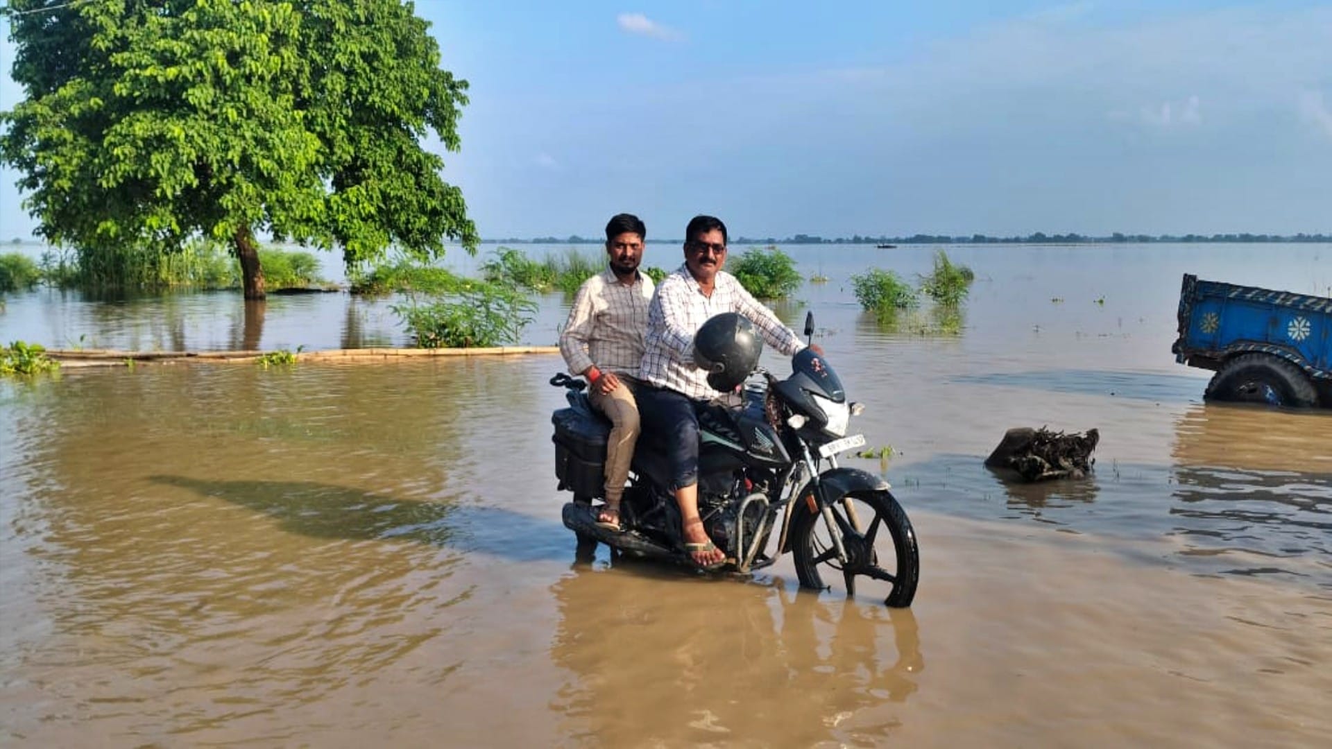 Bihar Flood: 32 schools closed due to Ganga floods in Raghopur Villages lost connectivity road submerged