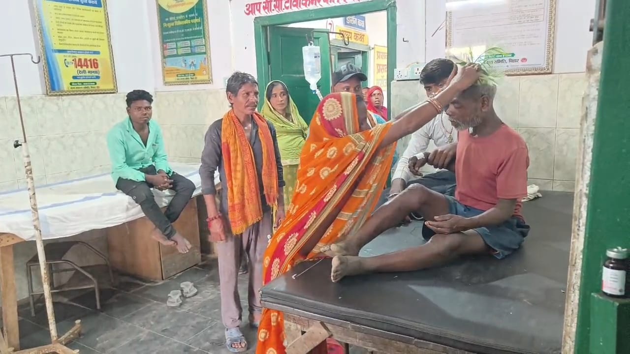 झाड़-फूंक करती महिला तांत्रिक।