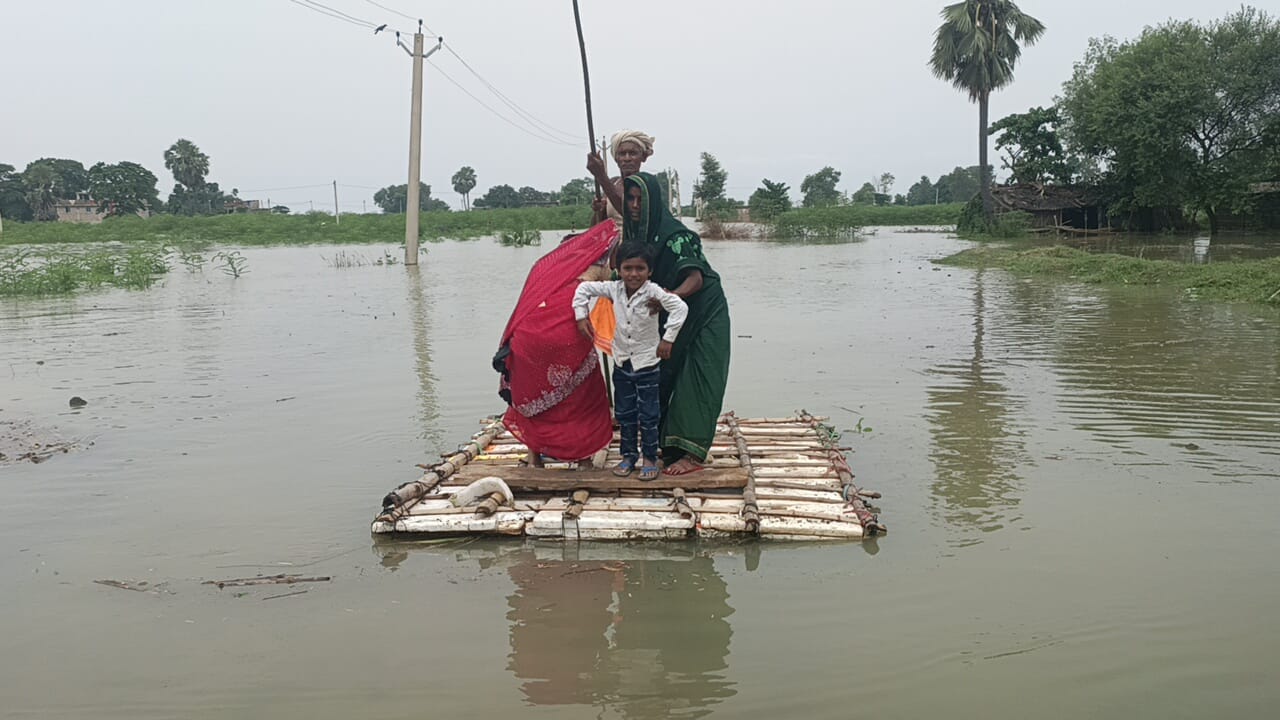 जुगाड़ से बने नाव से सहारे चलने को मजबूर हुए ग्रामीण।