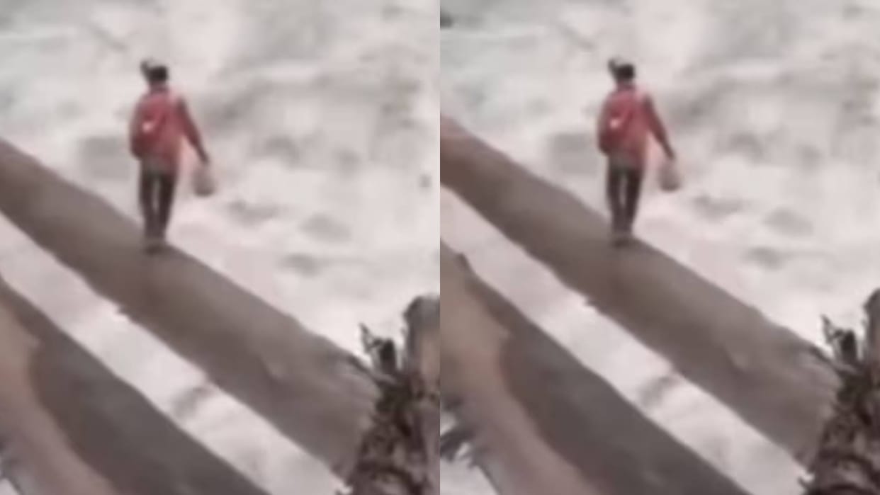 Children were seen crossing the river without any bridge risking their lives while going to school Video Viral