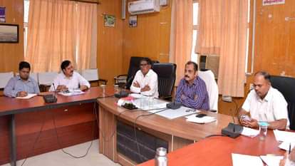 बैठक करते अधिकारी।