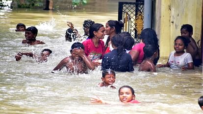 Prayagraj Flood: Problems increasing as water level decreases, more than five lakh people become refugees