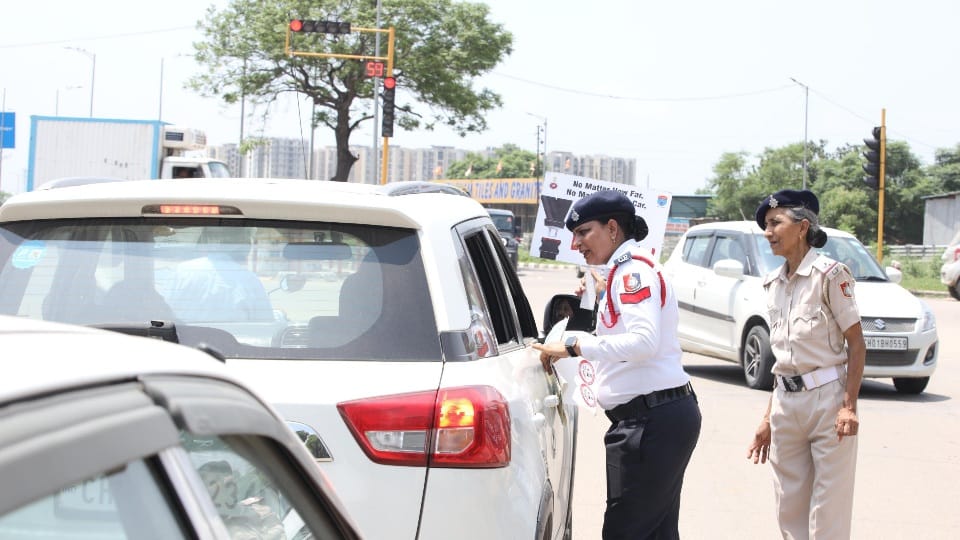 चंडीगढ़ में ट्रैफिक पुलिस चौकन्नी: कई महीनों की ढील के बाद 16 दिन में 6698 मैनुअल चालान, बढ़ते अपराध पर सख्ती