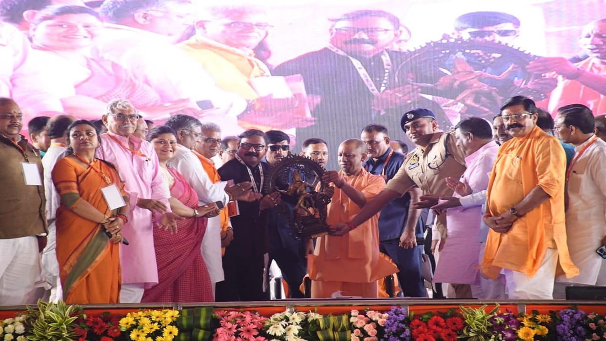 CM Yogi welcomed with the sound of dumrus in Bareilly