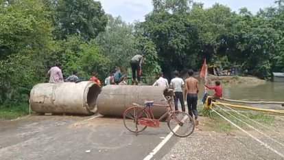 बारिश के चलते वैकल्पिक रास्ता पानी में डूबा