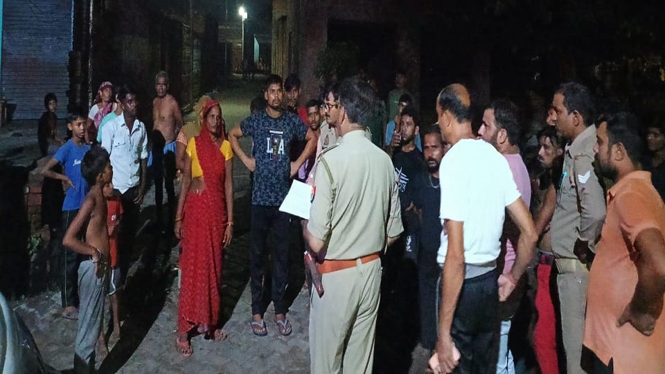 Ruckus in Etah: Stone pelting took place between two parties at midnight on suspicion of buffalo theft