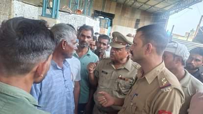 फैक्टरी पहुंची पुलिस