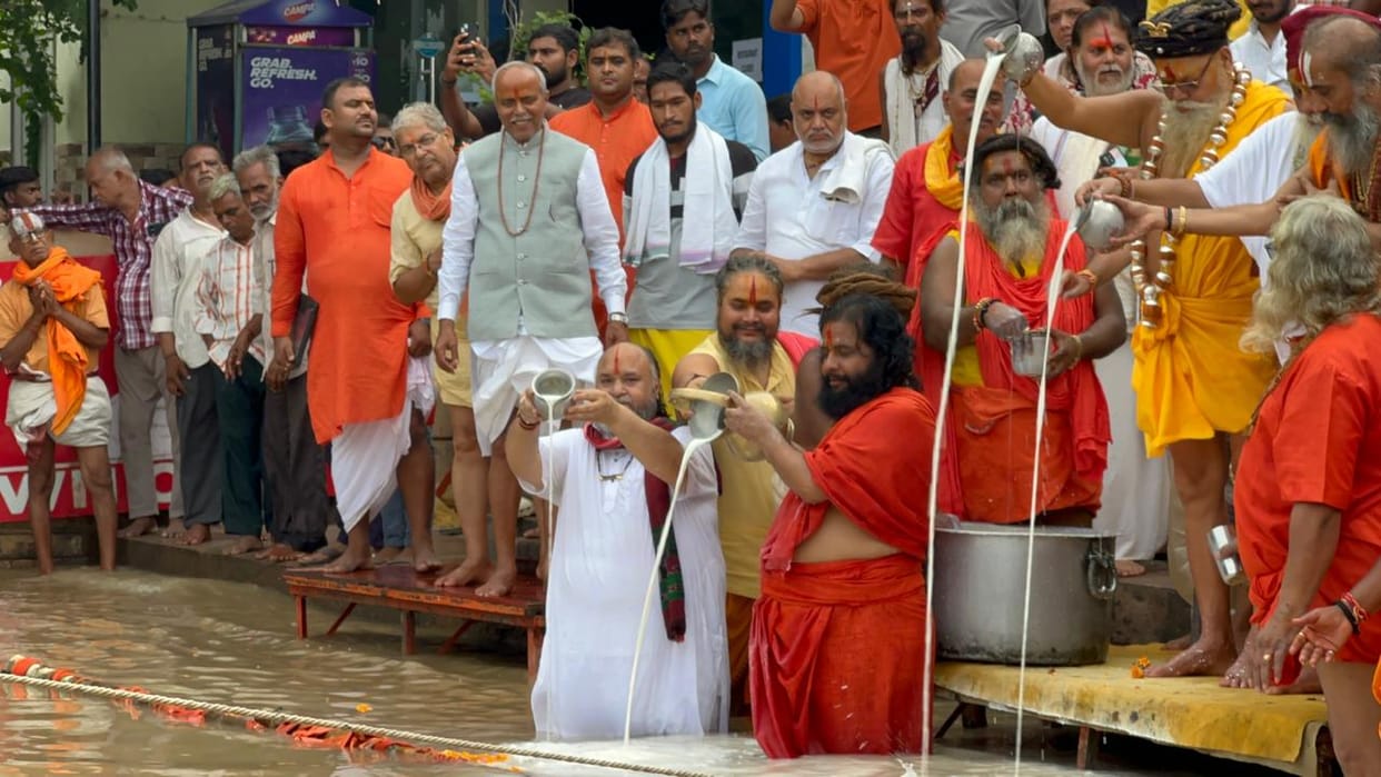 Rudrabhishek of 9.5 lakh earthen Shivlings worship of Maa Ganga with 108 liters of milk