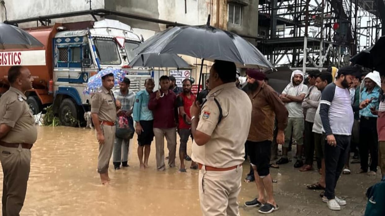 Uttarakhand Flood: Water entered Uttam Distillery Factory in Bahadarabad 52 people rescued safely haridwar