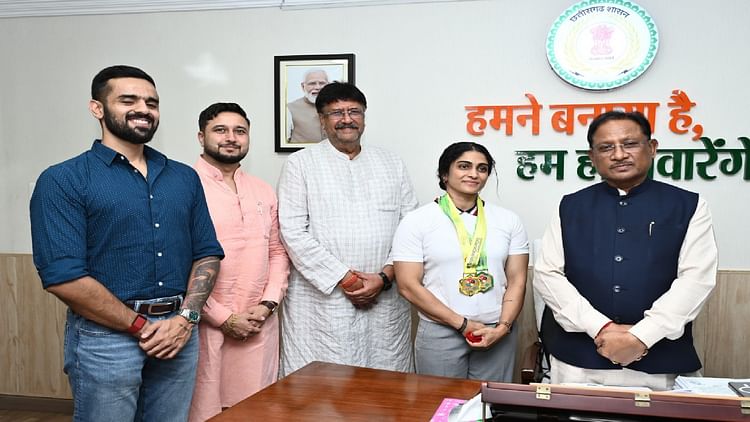 CG: सीएम साय से एशियन अफ्रीकन पैसिफिक पावरलिफ्टिंग चैंपियनशिप की स्वर्ण पदक विजेता नमी राय पारेख ने की मुलाकात