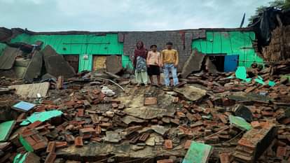 बारिश से गिरा घर