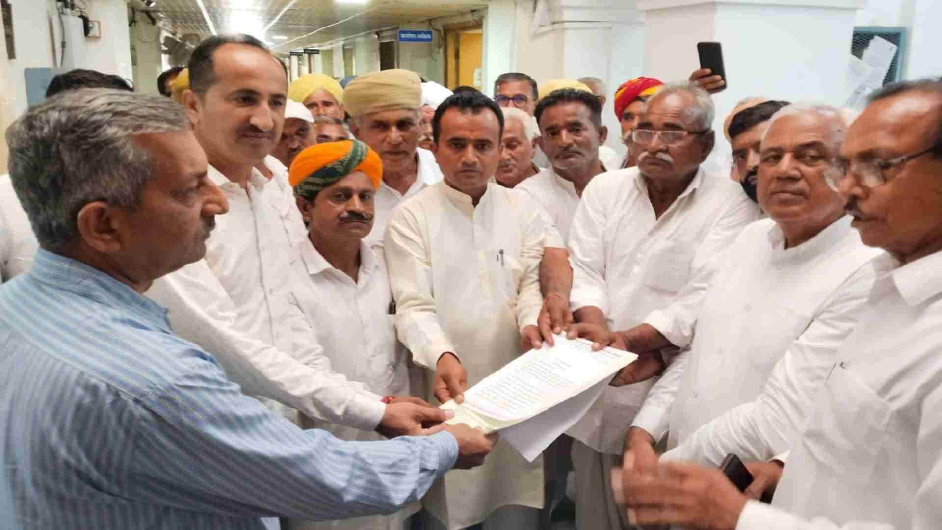 ज्ञापन सौंपते सर्व समाज के लोग।