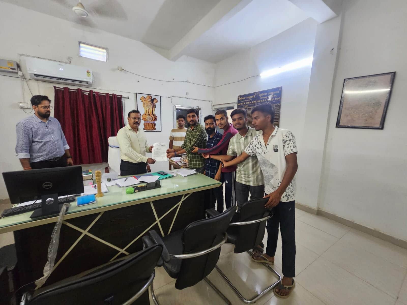 ज्ञापन देते एनएसयूआई के सदस्य