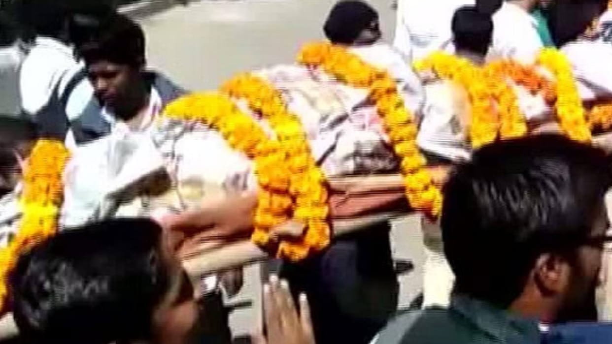 The funeral procession of a living man was taken out people sang songs full of mourning Know the story