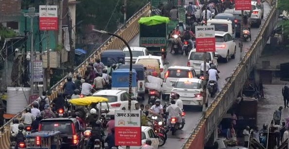 Kanpur city is stuck in jam traffic system collapsed waterlogging and vehicles suddenly came out