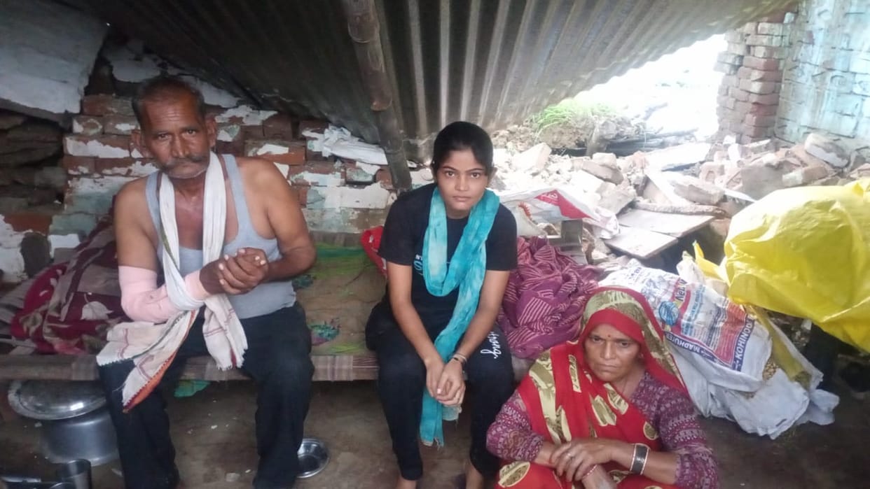 Kanpur kutcha house collapsed due to heavy rain father and daughter injured Lekhpal prepared sent report