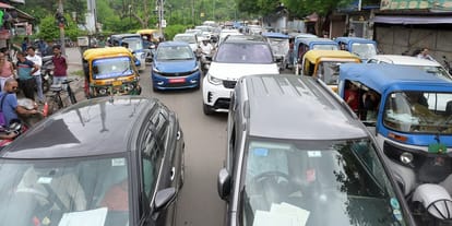Kanpur city is stuck in jam traffic system collapsed waterlogging and vehicles suddenly came out