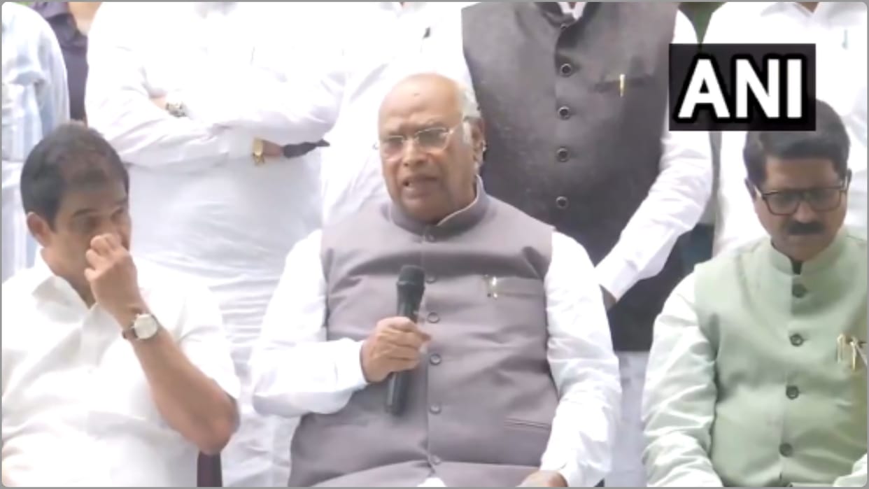 Mallikarjun Kharge INDIA Bloc parties Discuss on Bihar SIR in Parliament govt unwilling oppn on voting rights