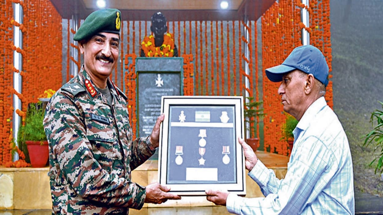 Martyr Captain Narayan's gallantry medals handed over to Garhwal Rifles, will be preserved in a museum