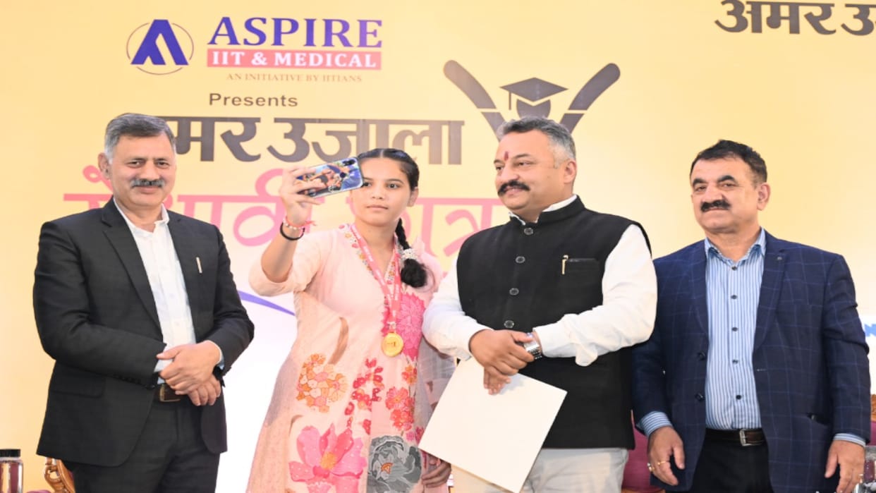 medhavi chhatra samman: Angel made a sketch of CM, said to Education Minister- If I become topper next time, I