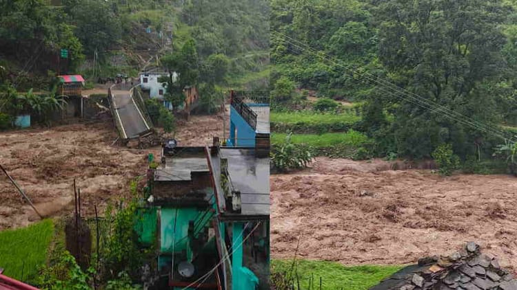 Pauri: भारी बारिश से उफान पर आई नयार नदी, कलगड़ी पुल ढहा...मुख्यालय से कटा कई गांवों का संपर्क