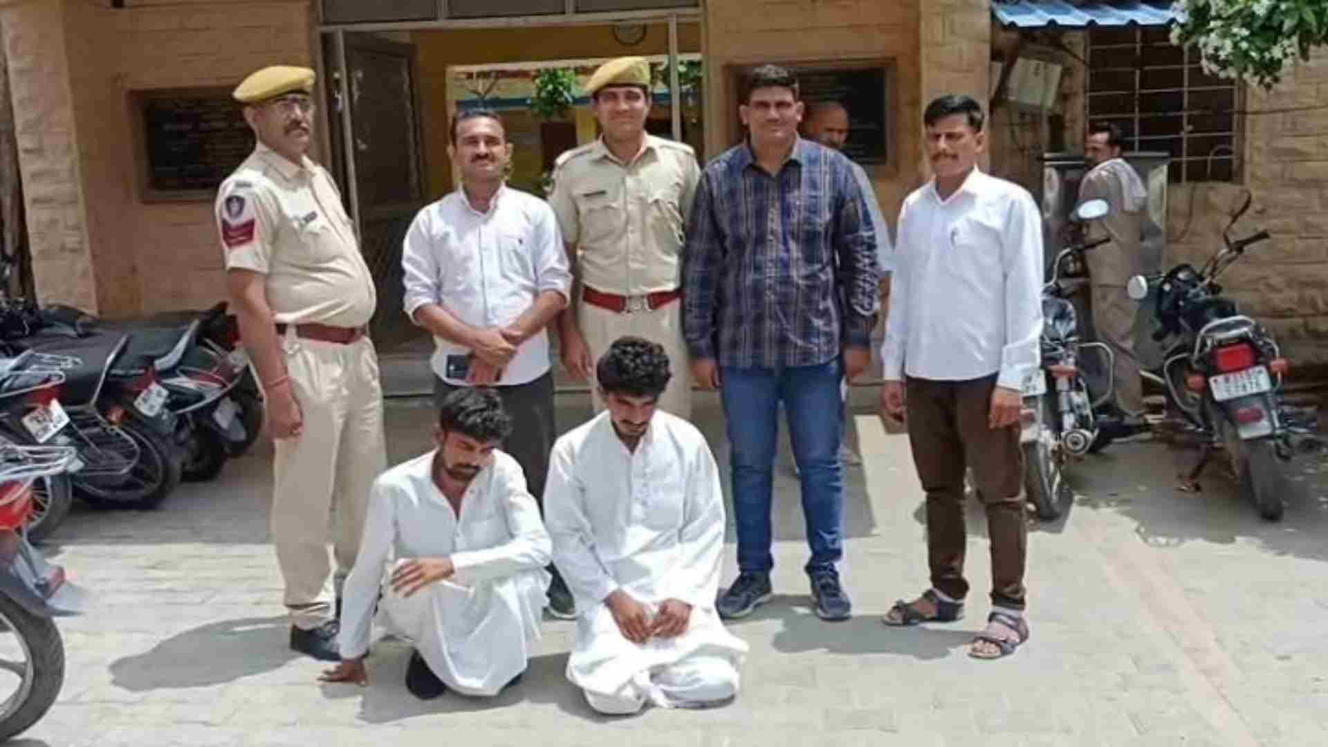 पुलिस की गिरफ्त में आरोपी।