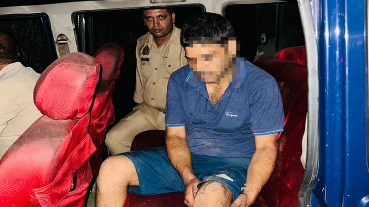 Hathras News: पुलिस मुठभेड़ में दो अंतरराज्यीय वाहन चोर गिरफ्तार, एक के पैर में लगी गोली, दो कार बरामद