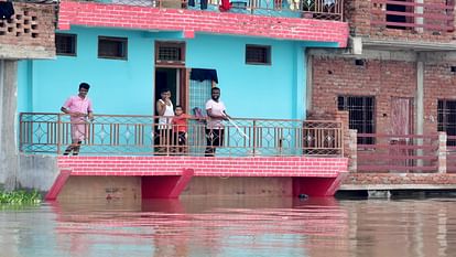 Prayagraj Flood: Problems increasing as water level decreases, more than five lakh people become refugees